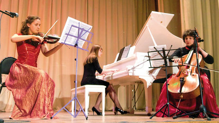 Юлия Селедкова (рояль), Регина Костанди (скрипка), Валентина Костанди (виолончель)